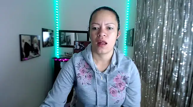Snapshot of Cristal_w chatting on 03/20/25, 12:22 Cristal w online show from 03/20/25, 12:22