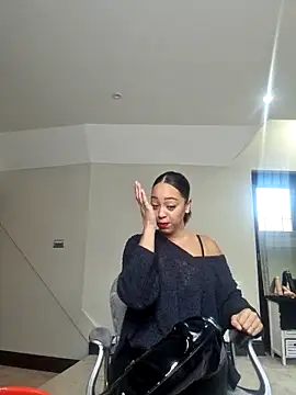 QueenTricks1 online show from 12/19/25, 08:54