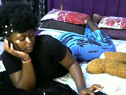 Snapshot of slender-qwene chatting on 11/24/25, 12:27 slender-qwene online show from 11/24/25, 12:27