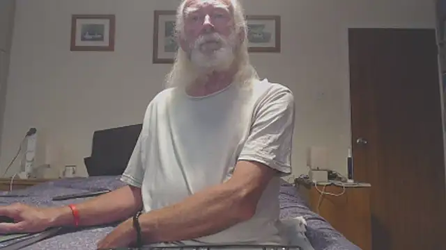 Snapshot of WaverlyKernow chatting on 06/18/26, 11:25 WaverlyKernow online show from 06/18/26, 11:25