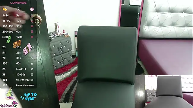 Snapshot of ViickySexy chatting on 12/17/24, 07:48 ViickySexy online show from 12/17/24, 07:48