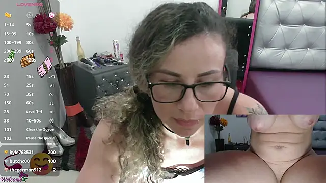 Snapshot of ViickySexy chatting on 02/24/25, 10:47 ViickySexy online show from 02/24/25, 10:47