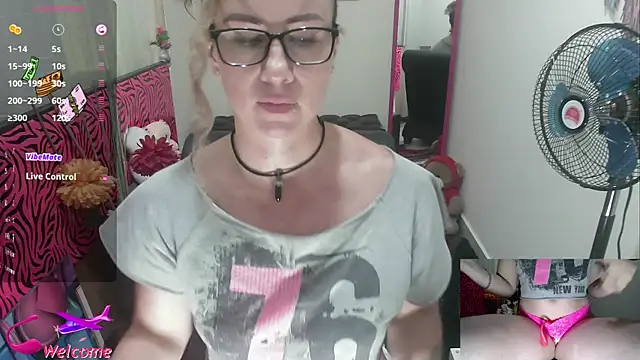 Snapshot of ViickySexy chatting on 09/17/25, 07:37 ViickySexy online show from 09/17/25, 07:37