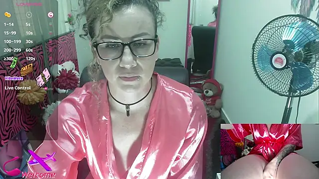 Snapshot of ViickySexy chatting on 09/23/25, 07:28 ViickySexy online show from 09/23/25, 07:28