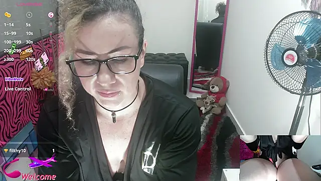 Snapshot of ViickySexy chatting on 11/03/25, 07:48 ViickySexy online show from 11/03/25, 07:48