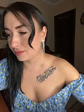 Snapshot of Roxana_Bell chatting on 09/09/25, 07:02 Roxana Bell online show from 09/09/25, 07:02