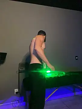 Snapshot of MachineDien chatting on 12/14/25, 02:11 MachineDien online show from 12/14/25, 02:11