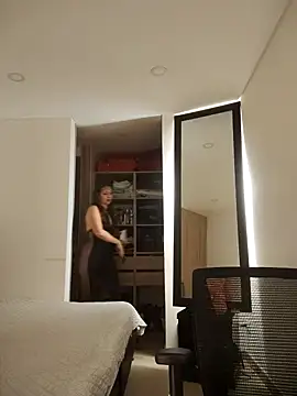 Snapshot of tata_laima__ chatting on 10/31/25, 02:40 tata laima online show from 10/31/25, 02:40