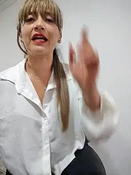 Snapshot of tata_laima__ chatting on 11/13/25, 04:28 tata laima online show from 11/13/25, 04:28