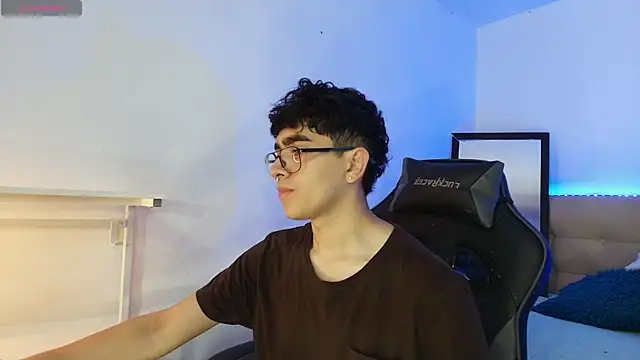 Snapshot of _nickconnor01 chatting on 11/12/25, 04:35 nickconnor01 online show from 11/12/25, 04:35