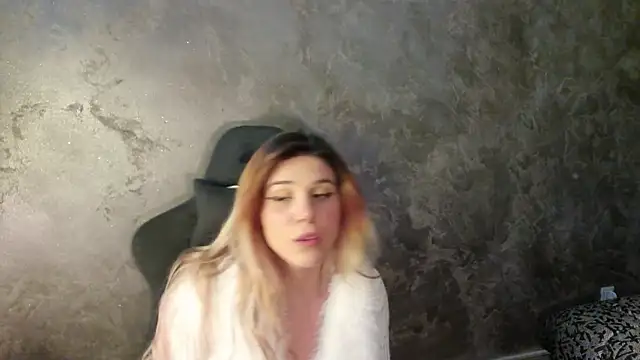 Snapshot of LeylaRosse chatting on 03/19/25, 09:17 LeylaRosse online show from 03/19/25, 09:17