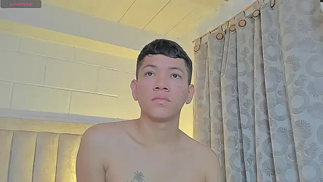 Snapshot of JulianRose_1 chatting on 01/23/25, 10:54 JulianRose 1 online show from 01/23/25, 10:54