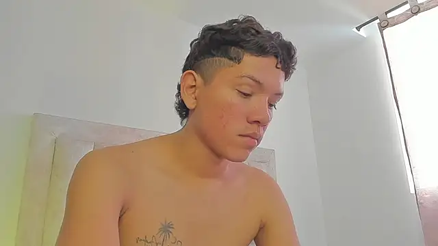 Snapshot of JulianRose_1 chatting on 03/02/25, 02:32 JulianRose 1 online show from 03/02/25, 02:32