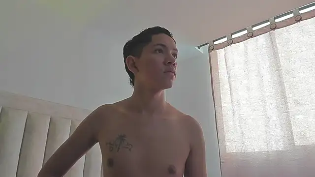 Snapshot of JulianRose_1 chatting on 03/05/25, 02:56 JulianRose 1 online show from 03/05/25, 02:56