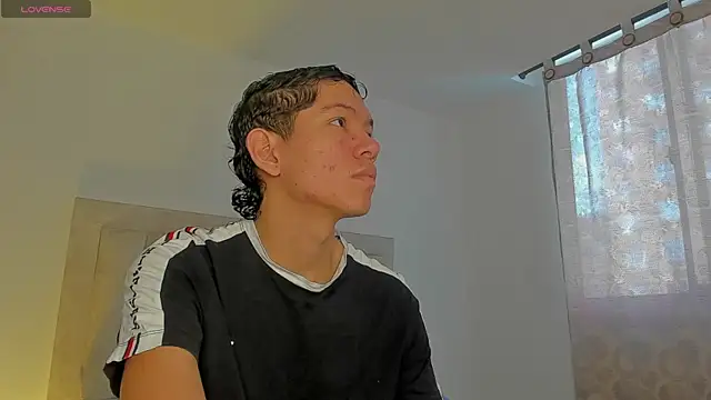 Snapshot of JulianRose_1 chatting on 09/09/25, 12:37 JulianRose 1 online show from 09/09/25, 12:37