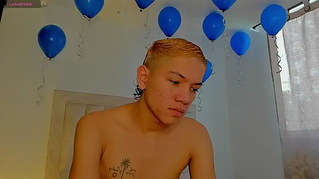 Snapshot of JulianRose_1 chatting on 10/16/25, 07:15 JulianRose 1 online show from 10/16/25, 07:15