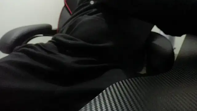 Snapshot of Dandi19 chatting on 11/27/25, 02:24 Dandi19 online show from 11/27/25, 02:24