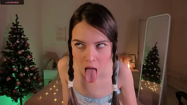 Snapshot of Lil_Amelie chatting on 12/19/24, 06:45 Lil Amelie online show from 12/19/24, 06:45