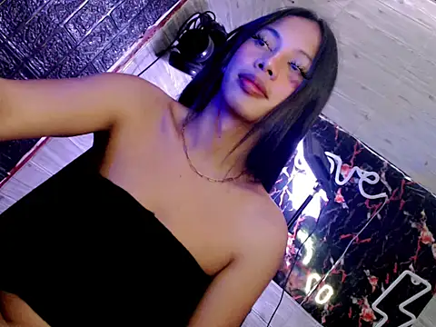 Snapshot of whiteladyboy chatting on 10/20/25, 04:24 whiteladyboy online show from 10/20/25, 04:24