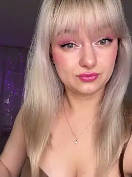 Snapshot of Blonde20 chatting on 10/17/25, 07:38 Blonde20 online show from 10/17/25, 07:38