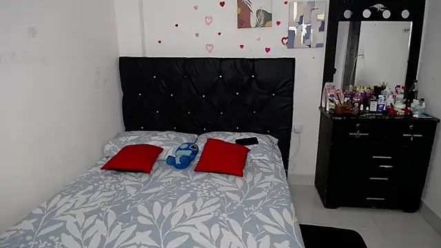 Snapshot of floweer_ chatting on 10/21/25, 04:08 floweer online show from 10/21/25, 04:08