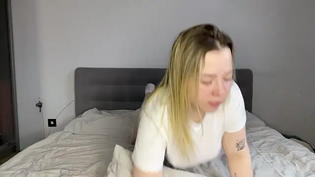 Embersweetbunny online show from 12/17/25, 09:04