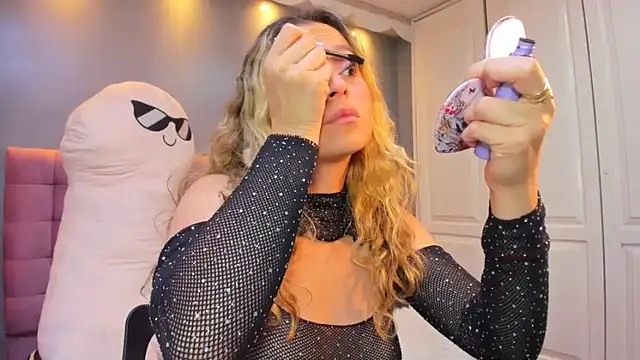 Snapshot of IssadoraJames chatting on 10/29/25, 10:00 IssadoraJames online show from 10/29/25, 10:00