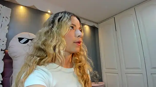 Snapshot of IssadoraJames chatting on 11/11/25, 08:09 IssadoraJames online show from 11/11/25, 08:09