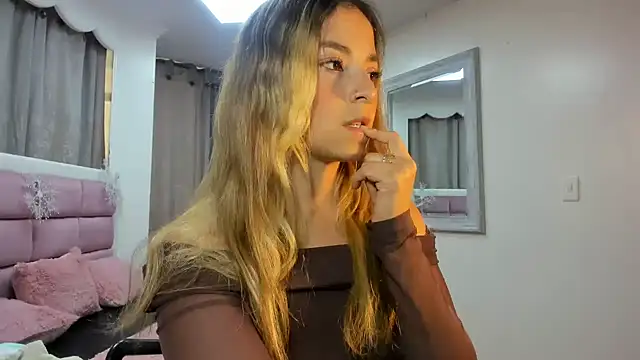 Snapshot of IssadoraJames chatting on 11/28/25, 08:11 IssadoraJames online show from 11/28/25, 08:11