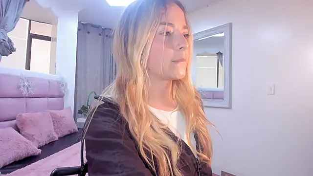 Snapshot of IssadoraJames chatting on 12/04/25, 07:44 IssadoraJames online show from 12/04/25, 07:44