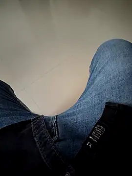 Snapshot of SplitPrestige19 chatting on 11/14/25, 10:36 SplitPrestige19 online show from 11/14/25, 10:36