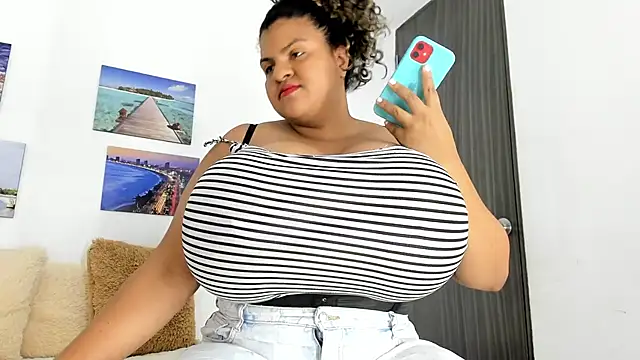 Snapshot of bigmom69_ chatting on 11/18/25, 03:49 bigmom69 online show from 11/18/25, 03:49