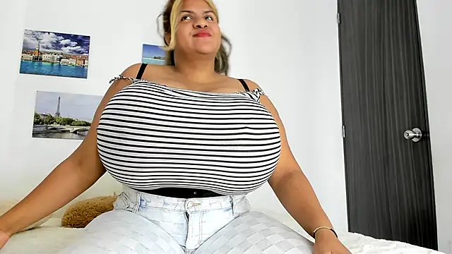 Snapshot of bigmom69_ chatting on 11/25/25, 08:53 bigmom69 online show from 11/25/25, 08:53