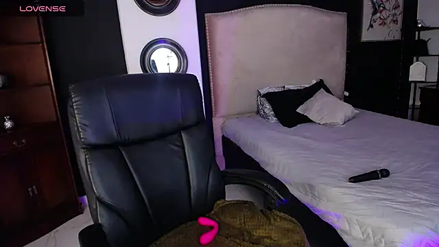 lia huan online show from 12/26/24, 02:05