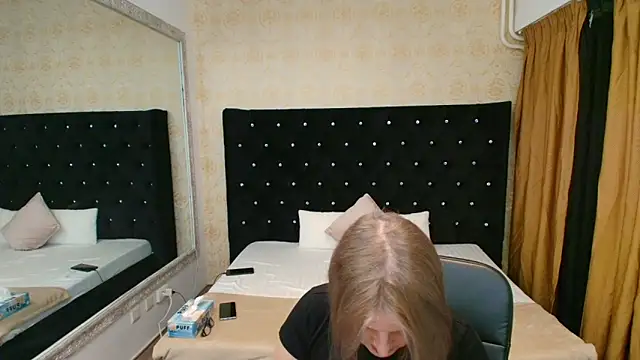 Snapshot of Lilly_hott chatting on 11/16/25, 07:52 Lilly hott online show from 11/16/25, 07:52