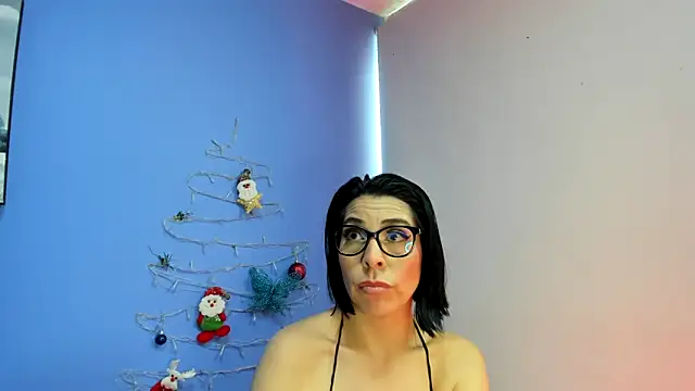 Snapshot of AdelleLennox_cg chatting on 12/08/24, 02:19 AdelleLennox cg online show from 12/08/24, 02:19