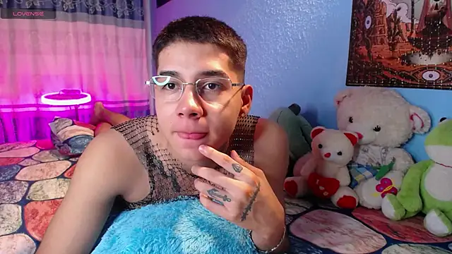 Snapshot of mexican_cum chatting on 04/28/26, 01:04 mexican cum online show from 04/28/26, 01:04