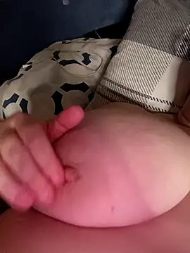 Snapshot of poussychats chatting on 03/11/25, 12:00 poussychats online show from 03/11/25, 12:00