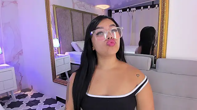 Snapshot of MarianaGarciaa__ chatting on 02/11/25, 01:31 MarianaGarciaa   online show from 02/11/25, 01:31