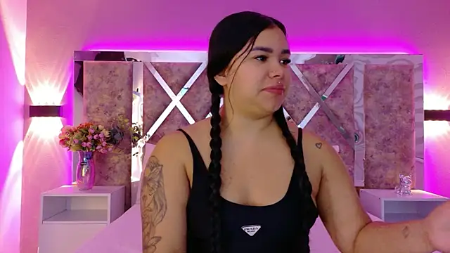 Snapshot of MarianaGarciaa__ chatting on 09/20/25, 11:33 MarianaGarciaa   online show from 09/20/25, 11:33