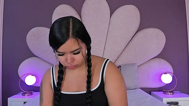 Snapshot of MarianaGarciaa__ chatting on 10/04/25, 11:52 MarianaGarciaa   online show from 10/04/25, 11:52
