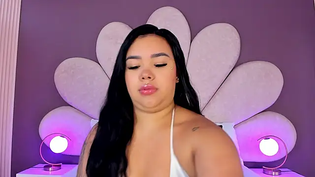 Snapshot of MarianaGarciaa__ chatting on 10/21/25, 11:33 MarianaGarciaa   online show from 10/21/25, 11:33