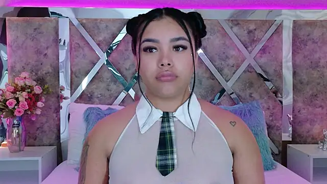 Snapshot of MarianaGarciaa__ chatting on 10/23/25, 07:34 MarianaGarciaa   online show from 10/23/25, 07:34