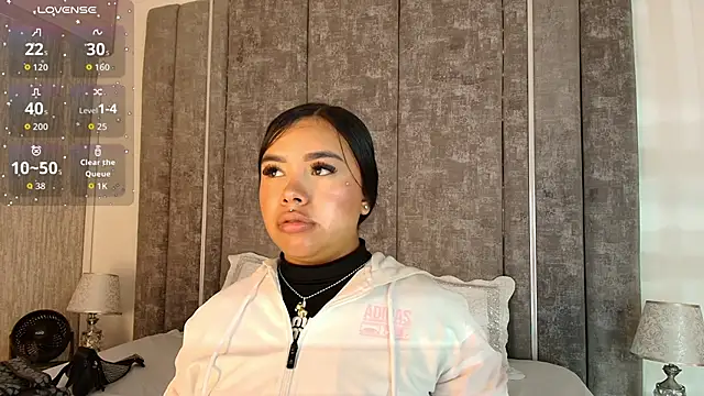 Snapshot of MarianaGarciaa__ chatting on 11/27/25, 06:54 MarianaGarciaa online show from 11/27/25, 06:54