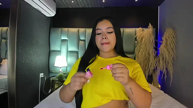 Snapshot of MarianaGarciaa__ chatting on 06/16/26, 07:49 MarianaGarciaa online show from 06/16/26, 07:49