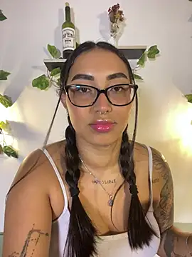 Snapshot of melanieecox chatting on 06/05/26, 12:17 melanieecox online show from 06/05/26, 12:17
