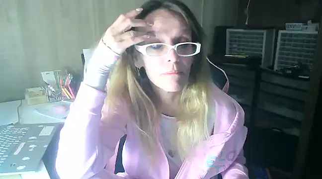 Snapshot of MsJustDamn71 chatting on 12/20/24, 05:14 MsJustDamn71 online show from 12/20/24, 05:14