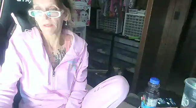 Snapshot of MsJustDamn71 chatting on 01/04/25, 01:10 MsJustDamn71 online show from 01/04/25, 01:10