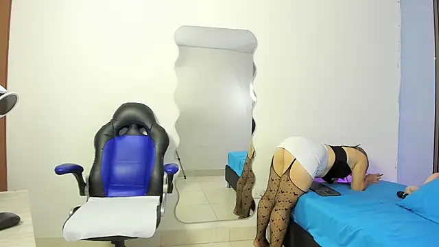 Yelena03 online show from 12/17/25, 10:27