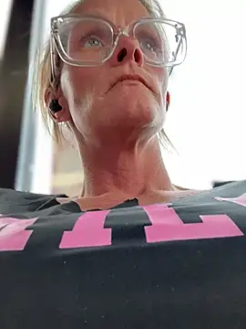 vixendoll87 online show from 03/19/25, 08:32